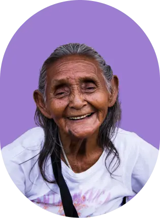 Persona mayor sonriendo